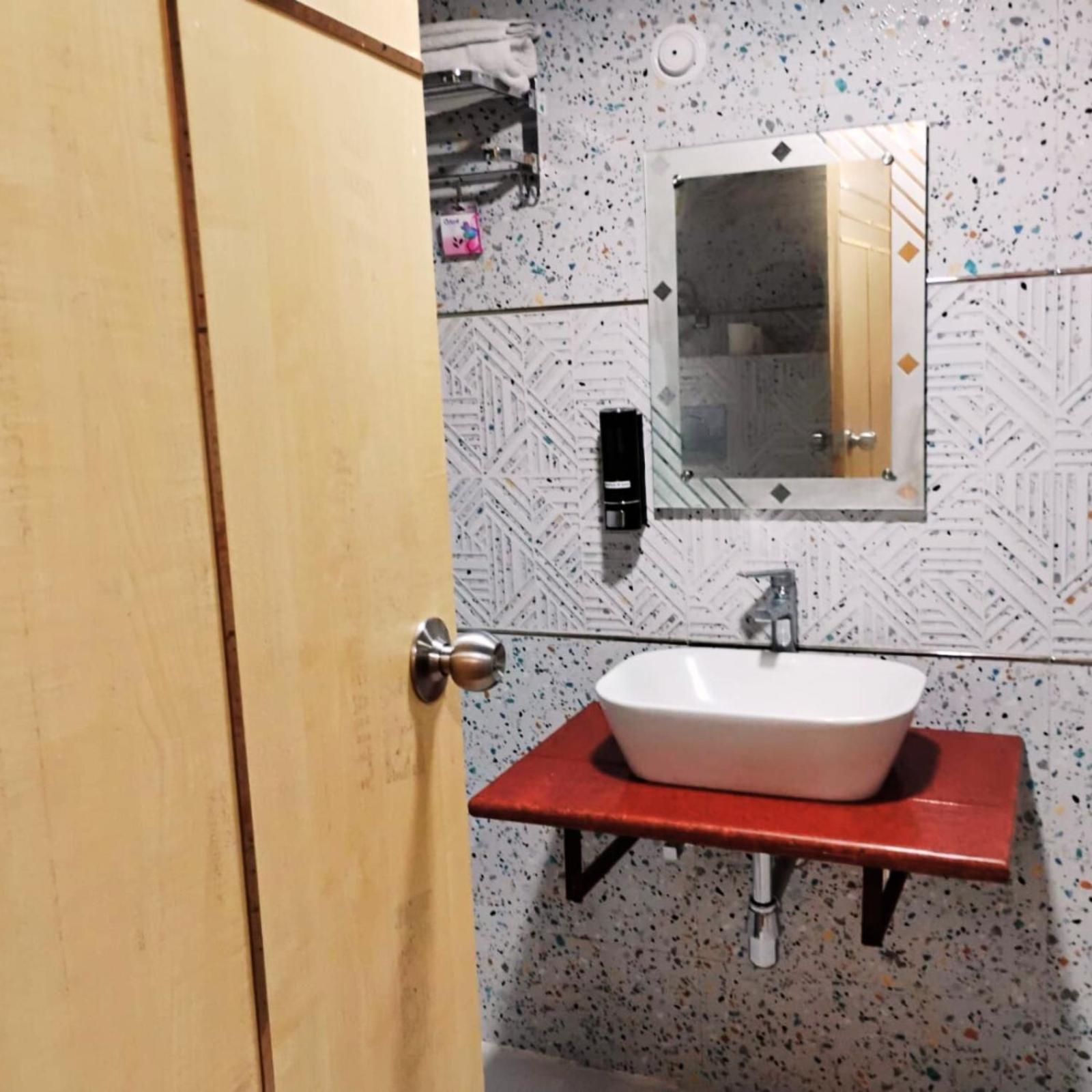 לקנאו Hotel Lake View Grand מראה חיצוני תמונה